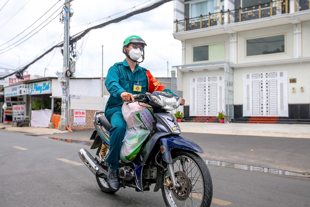 Giao hàng đến người dân